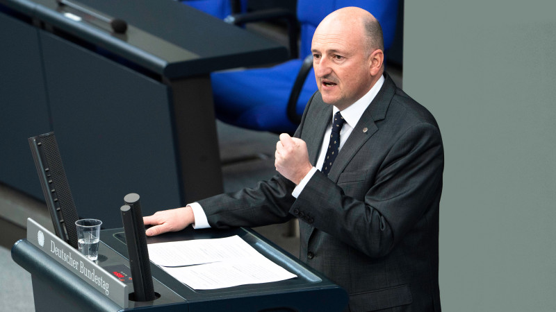MdB Bernd Rützel am Rednerpult im Deutschen Bundestag
